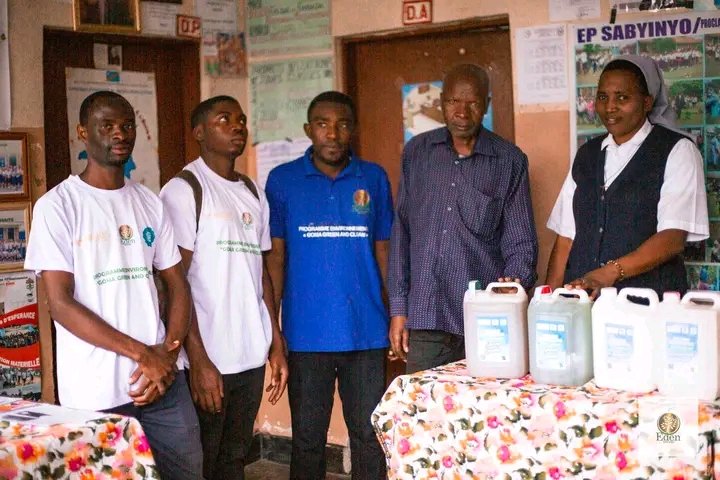 EDEN SERVICES RDCONGO DISTRIBUE DE PRODUITS DE NETTOYAGE À L'ECOLE PRIMAIRE SABYINYO
