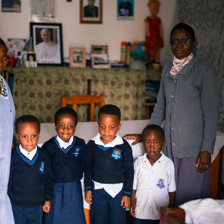 EDEN SERVICES RDCONGO DISTRIBUE DE PRODUITS DE NETTOYAGE À L'ECOLE MATERNELLE D'APPLICATION SAINT VINCENT DE PAUL