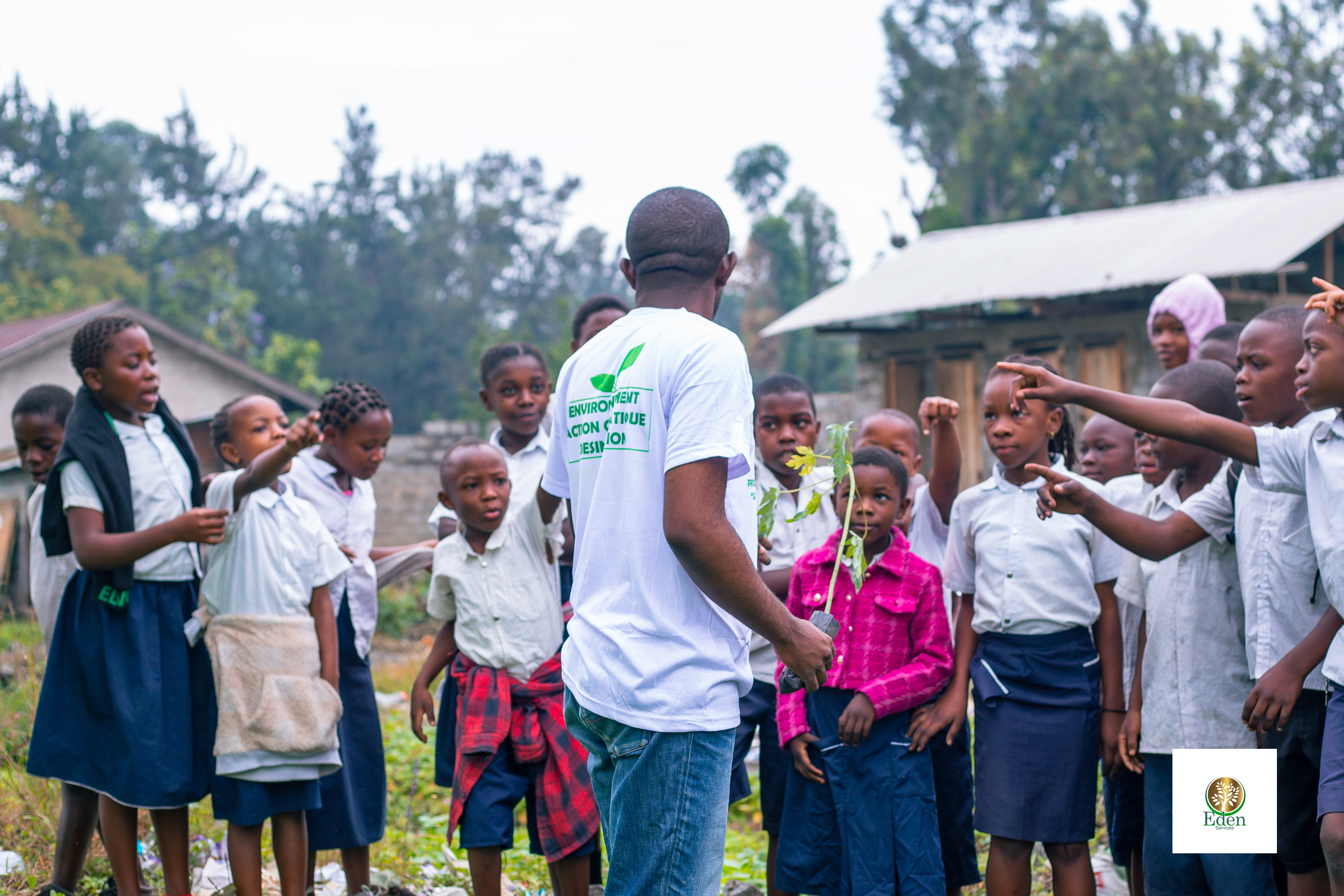 EDEN SERVICES RDCONGO EN ACTIVITÉ DE REBOISEMENT À L'ECOLE PRIMAIRE APPLIQUÉE FARAJA ''EPA FARAJA''