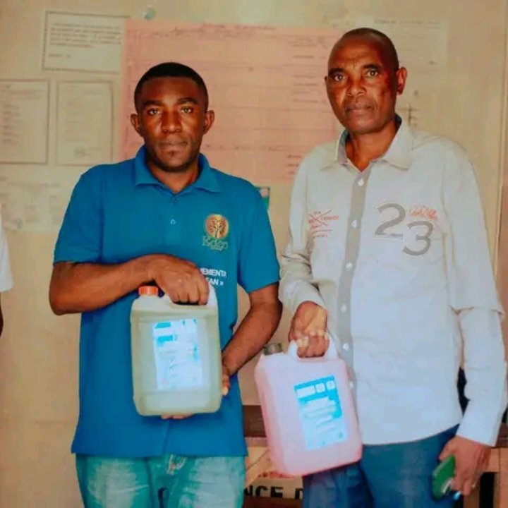 EDEN SERVICES RDCONGO DISTRIBUE DE PRODUITS DE NETTOYAGE À L'INSTITUT MBOGA