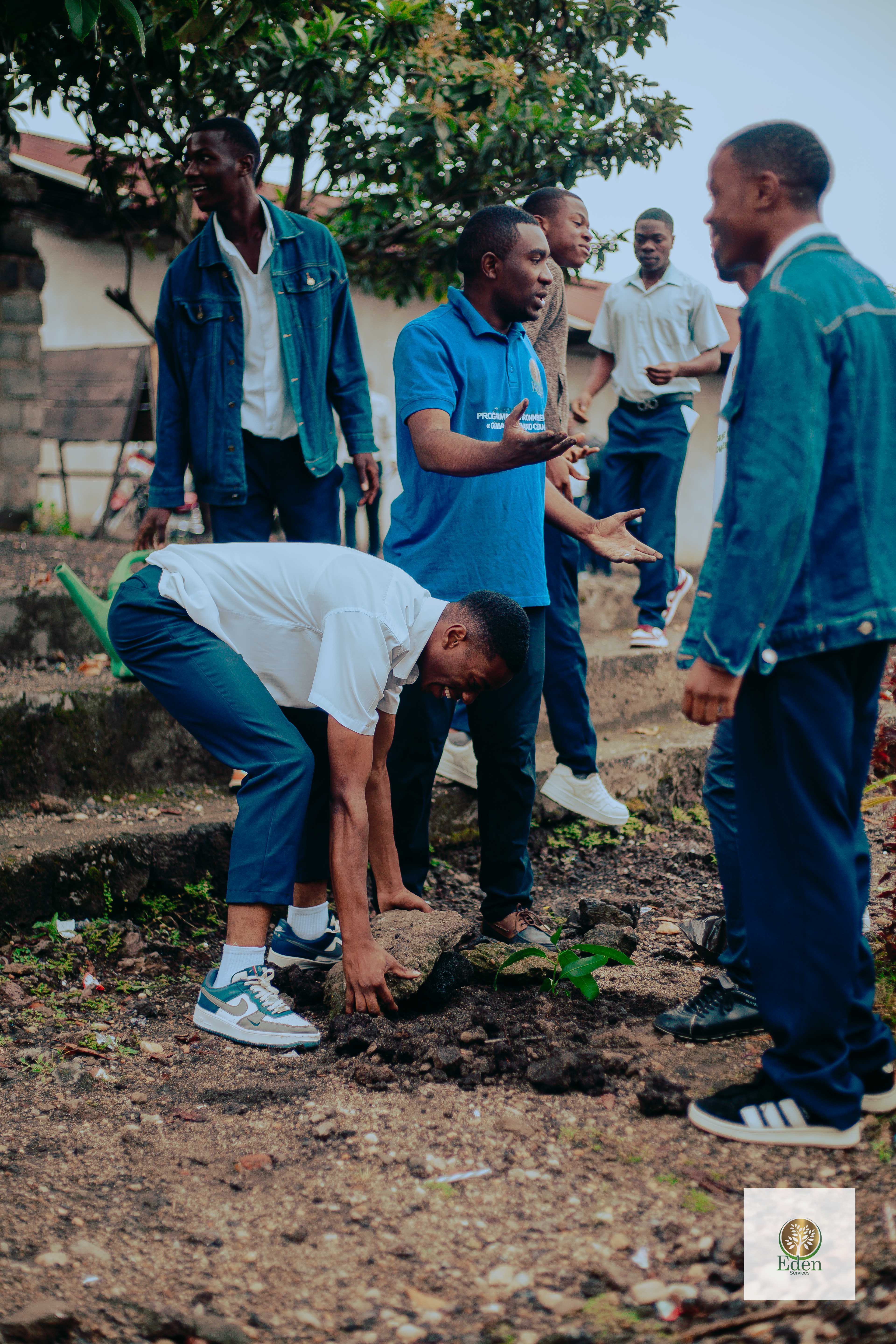 ACTIVITÉ DE PLANTATION DES ARBRES FRUITIERS À L'INSTITUT HIMBI