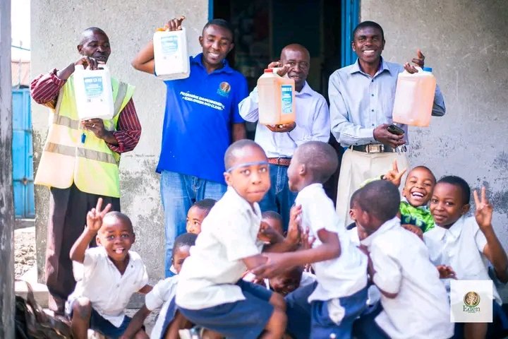 EDEN SERVICES RDCONGO DISTRIBUE DE PRODUITS DE NETTOYAGE À L'ECOLE PRIMAIRE MABANGA