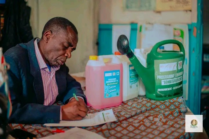 EDEN SERVICES RDCONGO DISTRIBUE DE PRODUITS DE NETTOYAGE À L'ECOLE PRIMAIRE NYIRAGONGO 1